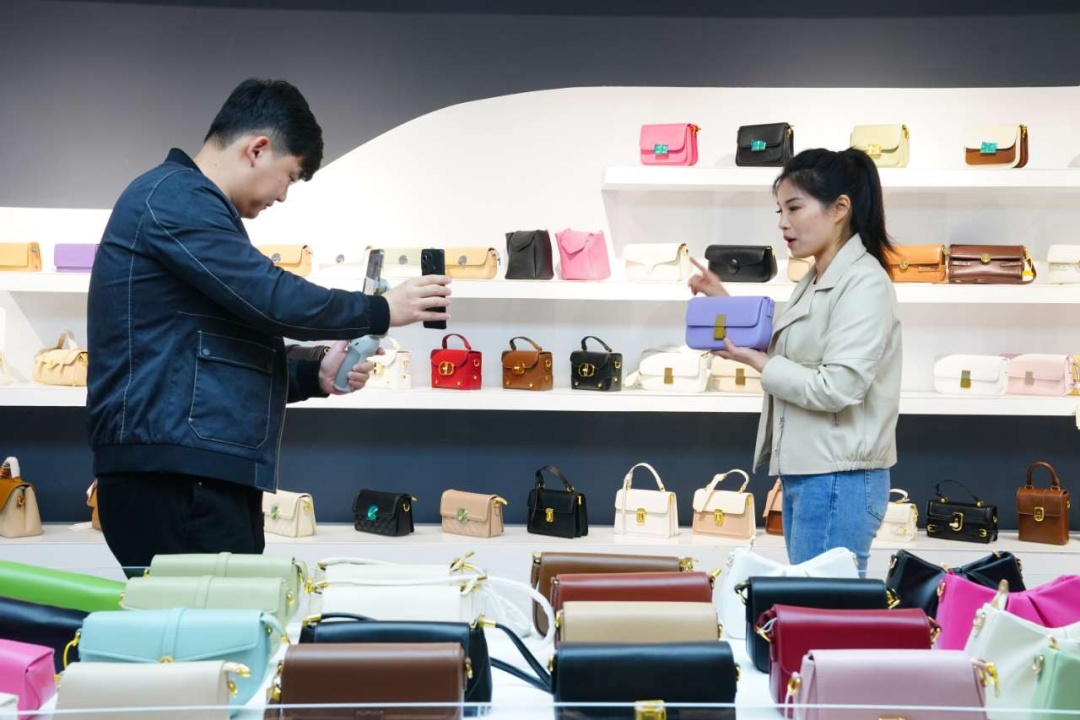 快遞業再創新高 全國業務量突破400億件，針紡織品銷售成亮點